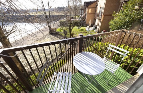Govan Apartment | Bright Flat Overlooking The Clyde