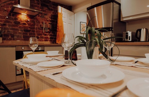 Retford House | Bright House. 13 minutes to the theme park. Family sized victorian terrace.