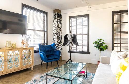 Downtown Los Angeles Apartment | Bright lights central Downtown