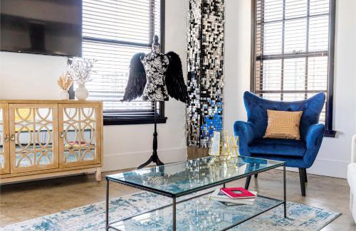 Downtown Los Angeles Apartment | Bright lights central Downtown