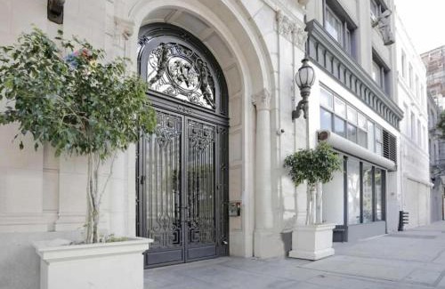 Downtown Los Angeles Apartment | Bright lights central Downtown