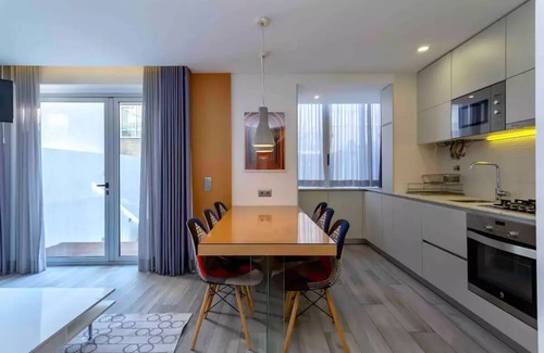 Falca Apartment | Bright Lisbon T2 with 35 m2 Terrace, 2bed and 2bath and fast internet!
