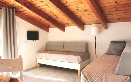 Alikanas Apartment | Bright Loft at Regina Apartments