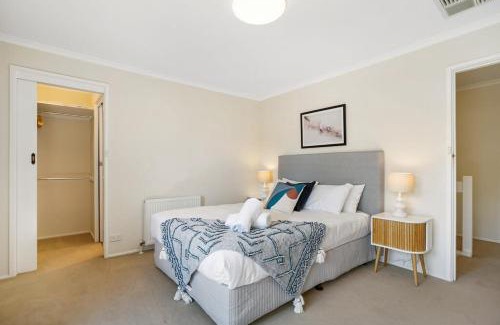 Balwyn House | Bright & Lovely @ Balwyn Townhouse w parking BBQ