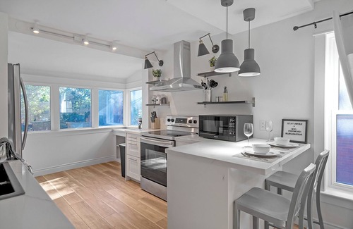 Peterborough Apartment | Bright & Modern 2BR | Near DT & Hospital