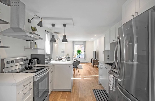 Peterborough Apartment | Bright & Modern 2BR | Near DT & Hospital