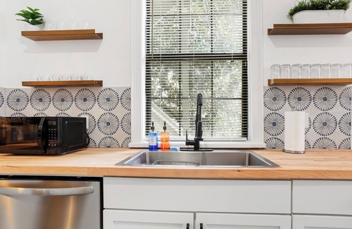 Metropolitan Apartment | Bright Modern Coastal Retreat Near SCAD, 5-Minute Walk to Starland Yard + Food!