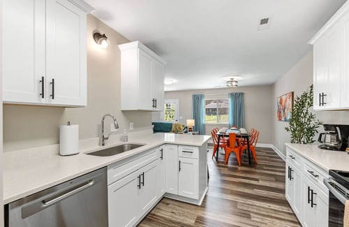Taylors House | Bright & Modern New Home, King Beds, 10 min to Greenville & Paris Mtn