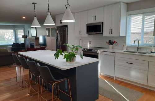 Regional District of Nanaimo House | Bright, modern rancher. Private and centrally located.