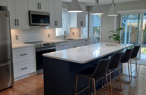 Regional District of Nanaimo House | Bright, modern rancher. Private and centrally located.