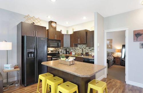 Courtenay House | Bright & Modern, with Garage - Walk to Everything!