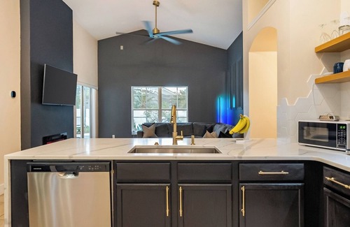 Sunrise Lakes Apartment | Bright Queen BR + Pool Retreat Near Disney