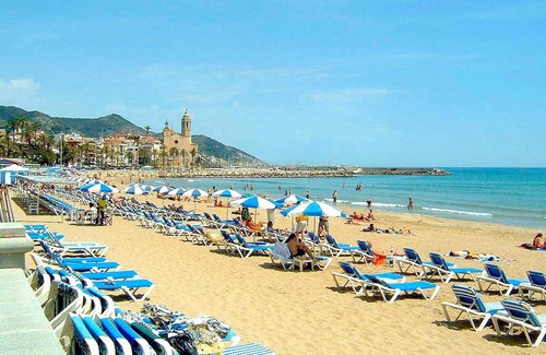 Vallpineda Apartment | Bright renovated apartment with views of the vineyards and sea plus pool