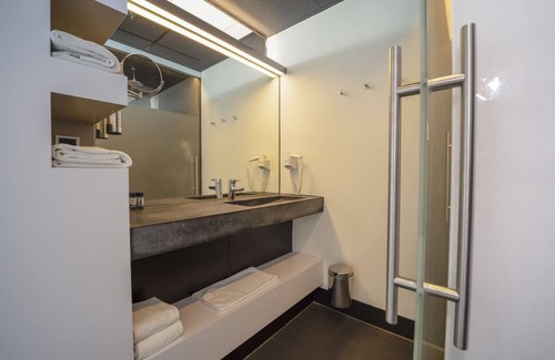 Leiden Hotel | Bright Room Near Leiden Gardens with Spa and Pool
