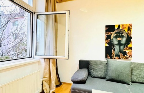 Grinzing Apartment | Bright Room w/Desk | Walk to FAC Platz