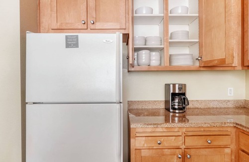 San Bruno Apartment | Bright San Bruno 2BR w/Pool, Spa & Gym, nr Groceries, by Blueground