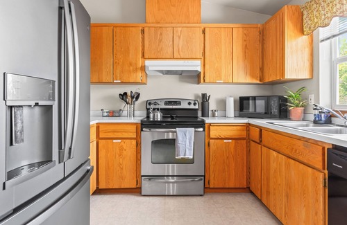 Pullman House | Bright, Single-level 2BR/2BA Townhome with Open Living Spaces and Relaxing Patio