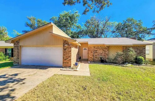 Bryan House | Bright & Spacious with a Huge Private Back Yard