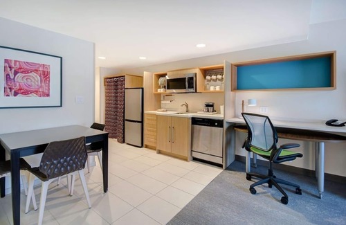 University Hotel | Bright Suite Perfect for Families Near Eastland Lake