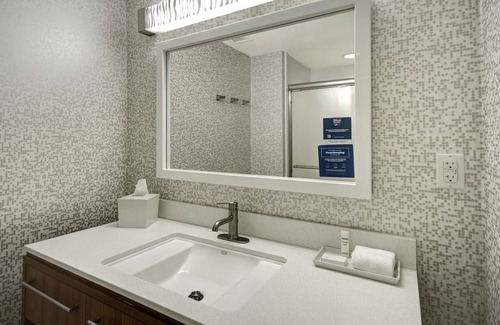 University Hotel | Bright Suite Perfect for Families Near Eastland Lake