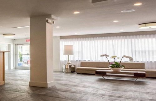 North Beach Hotel | Bright & Sunny Room with Pool Near North Beach Miami