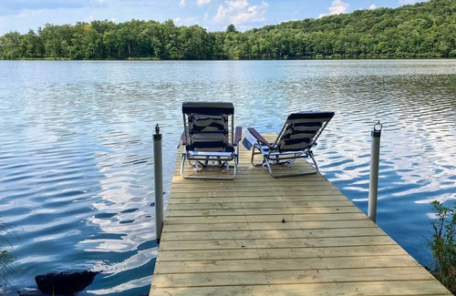 Swan Lake House | Bright Swan Lake Getaway with Hot Tub!
