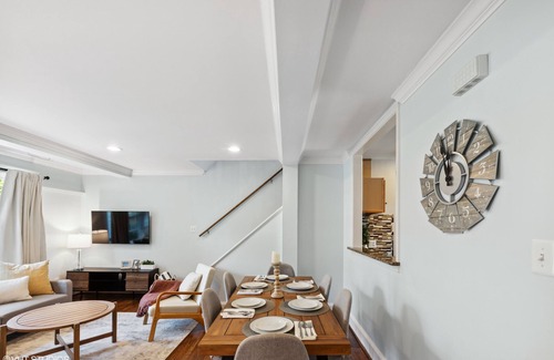 Potomac West House | Bright townhome in vibrant Del Rey 10mins to DC