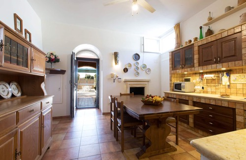 Torre Suda Villa | Bright villa with swimming pool surrounded by greenery near the sea