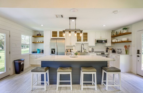 Simonton Cottage | Bright Wallis Cottage w/Pergola & Grill!
