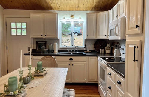 Brimfield Cottage | Brimfield Bungalow by the lake close to Sturbridge