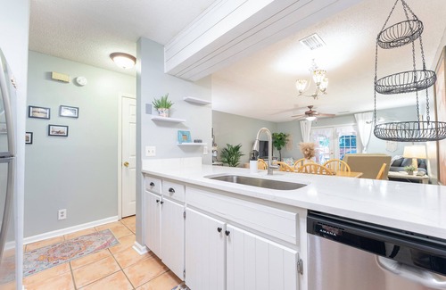 Saint Simons Island Condo | Bring the pets! Central to beach, 5 star dining, music, +. 3 beds, bikes incl!
