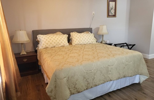 Corsicana House | Bring your Golf Clubs. House located near 4th hole of Public golf course