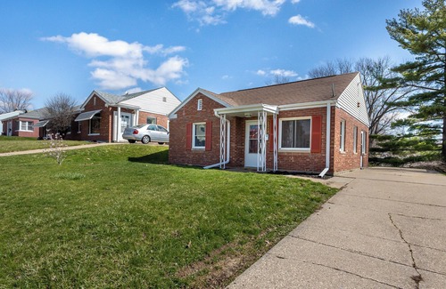 Dubuque House | Broadlawn Bungalow - 2BR/1 Bath w pullout