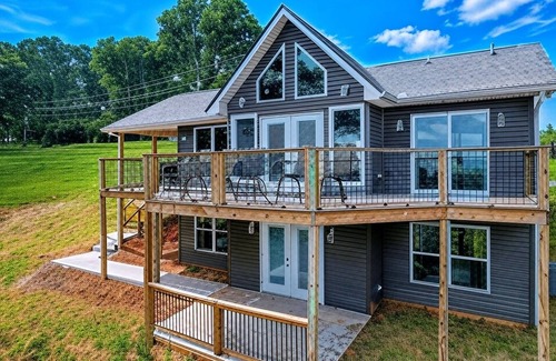 Kodak House | Broadview, River, Golf Course, Games, free Attraction Tickets, Hot Tub, WIFI!
