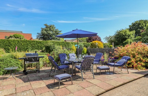 Lincoln Cottage | BROADWAY COTTAGE, pet friendly, with a garden in Lincoln