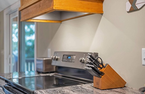 Pocono Lake Cottage | "Broken Oar" Wi-Fi, Firepit, Deck, BBQ Grill, Close to Skiing and Water Parks