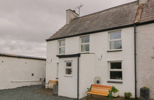 Llanfairpwllgwyngyll Cottage | BRON GADAIR, pet friendly, character holiday cottage in Newborough
