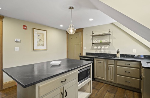 West Dover Hotel | Brook Bound Inn - Main Lodge - Suite w/pullout & Kitchenette - Room 205n