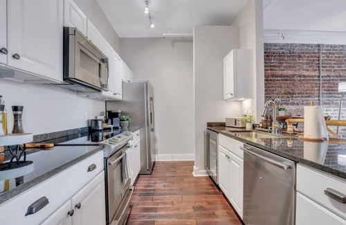Historic District - North Apartment | Broughton Street Bungalow - Steps to Everything