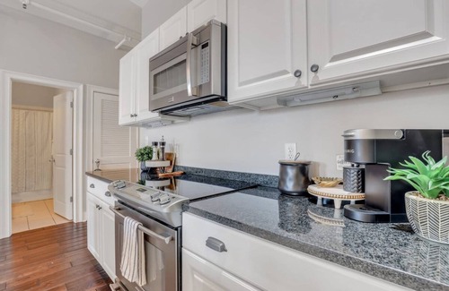 Historic District - North Apartment | Broughton Street Bungalow - Steps to Everything