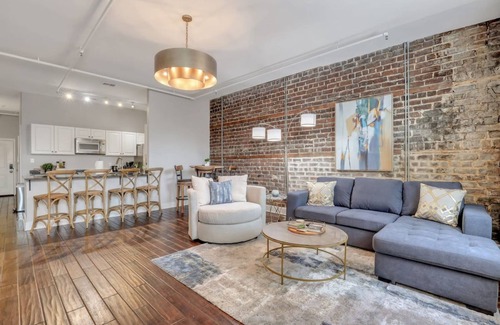 Historic District - North Apartment | Broughton Street Bungalow - Steps to Everything