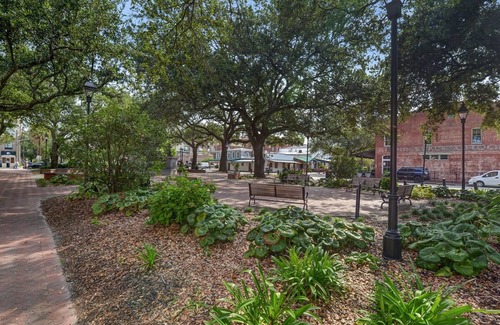 Historic District - North Apartment | Broughton Street Bungalow - Steps to Everything