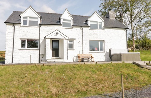Machynlleth Cottage | BRYNDAN, pet friendly, with hot tub in Machynlleth