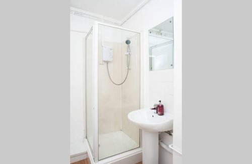 Newport Apartment | Brynglas Newport flat sleeps 8 - Mycityhaven