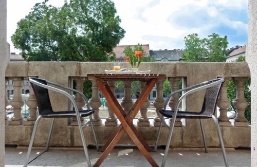 Csarnok negyed Apartment | Budapest: Beautiful flat with fire-place and balcony ! Romantic and historic