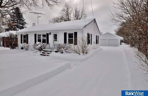 Lincoln House | Buddy & Babes BNB with a BRAND NEW HOT TUB 2024