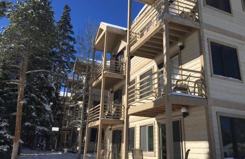 Four O'Clock Apartment | Budget Condo in Great Location - Ski In - 3 Blocks to Main Street