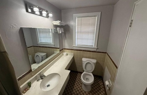 Danville Hotel | Budget-Friendly King Unit Near Speedway with Free Parking and Pets Allowed