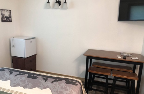 Deadwood Hotel | Budget Friendly Room 111 - Pet Friendly