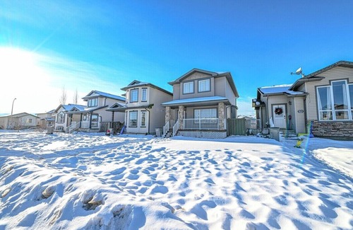 Grande Prairie Apartment | Budget Stay | Kitchen Essentials | WIFI | Parking